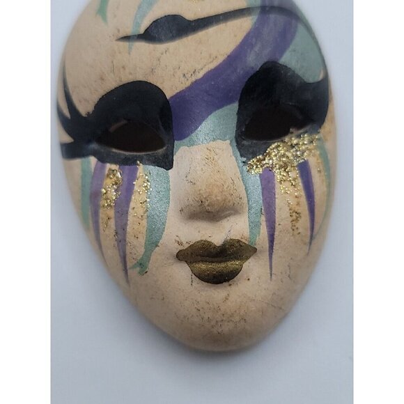 Vintage Volto Mask Brooch Pin Hand Painted Masquerade Mask Glitter Purple Eyes - Picture 2 of 7